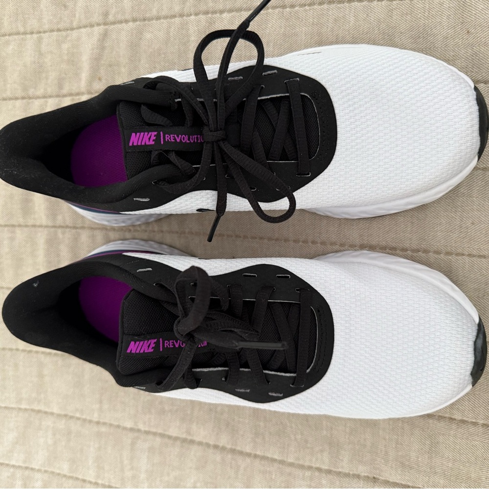 Nike running shoes. Brand new!